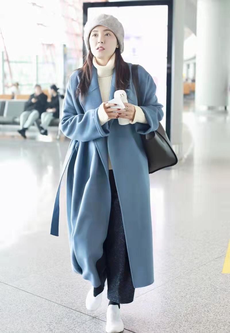 蓝色呢子大衣搭配曾黎,曾黎穿的毛衣
