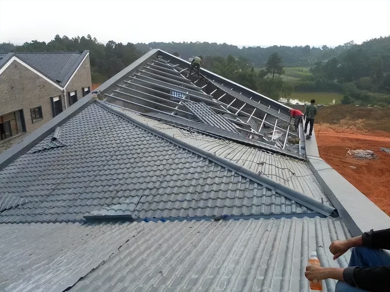 自建房房顶琉璃瓦利弊,树脂瓦红顶白底好用