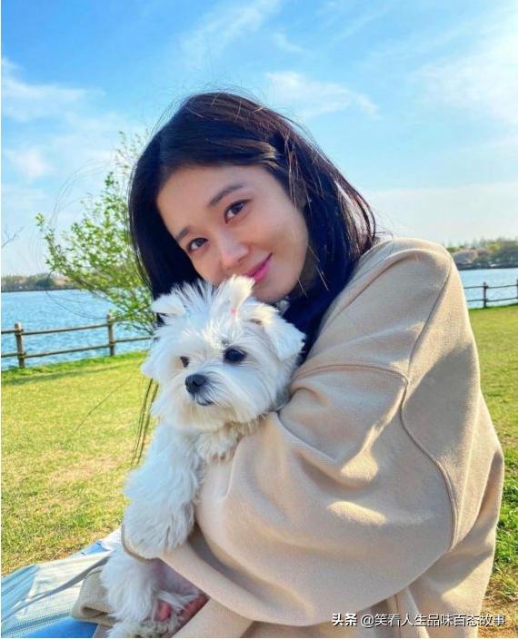 童年女神张娜拉晒猫照依旧童颜,38岁张娜拉罕见晒素颜照