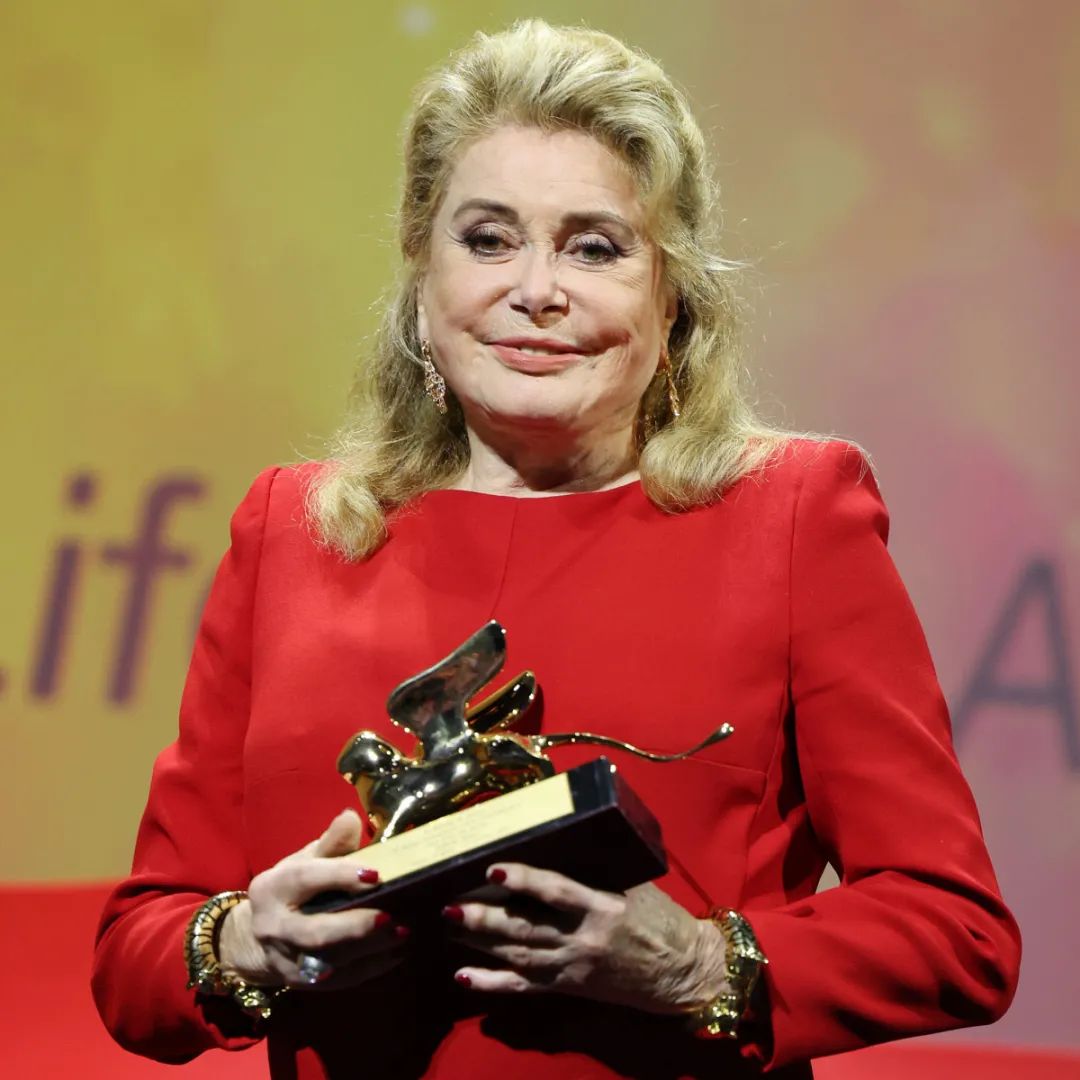 威尼斯红毯抓马多：甜茶穿红色露背装吸睛，凯特大魔王气场强…