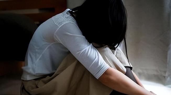 不还钱就再弄一次！女子欠房租被房东儿子*暴强**，拍下裸照逼还债