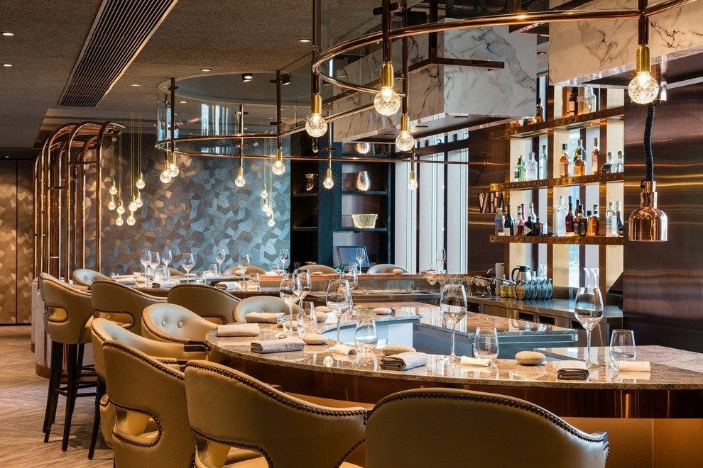 在香港的米其林餐厅用餐,在香港的豪华正餐