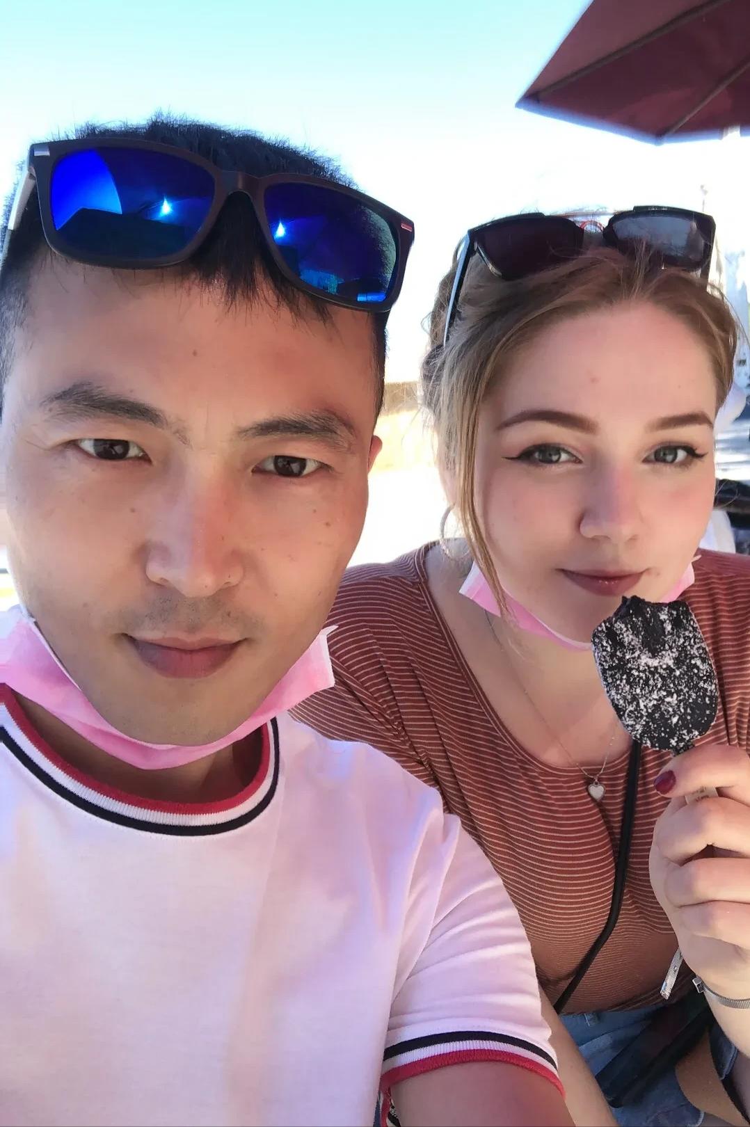 俄罗斯美女嫁给东北3婚男人，夫妻恩爱，网友感慨：他太幸运了