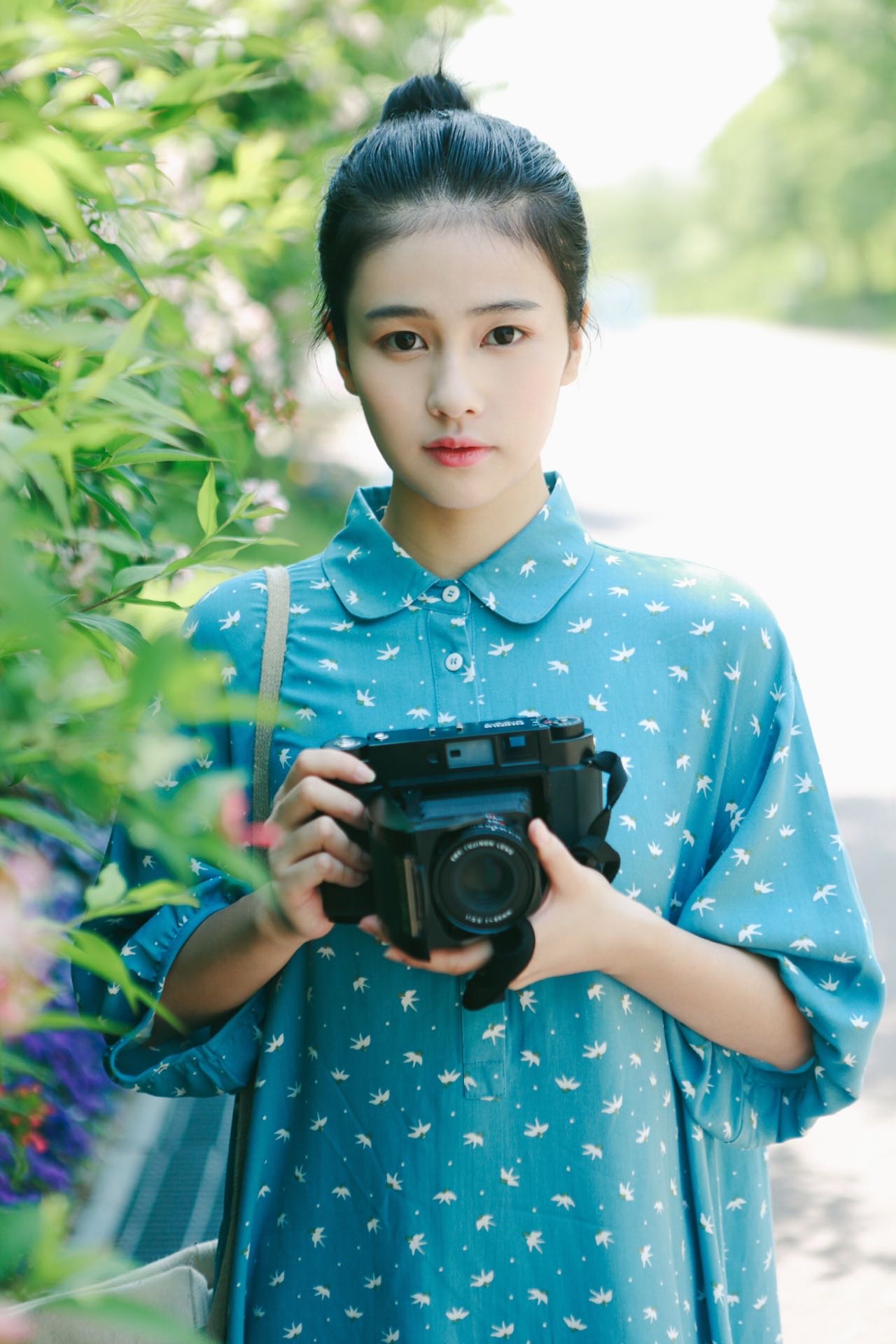 白鹿多少岁签约于正,白鹿学历于正