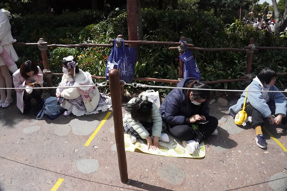 排队5小时、互动2分钟，与玲娜贝儿拥抱背后