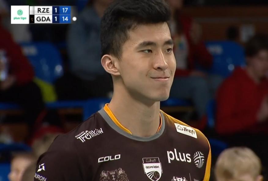 张景胤发球连续得分,张景胤发球挽救第一轮赛点