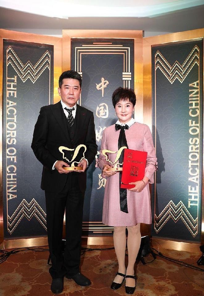 冯远征和老婆唐装照片,冯远征老婆穿红裙