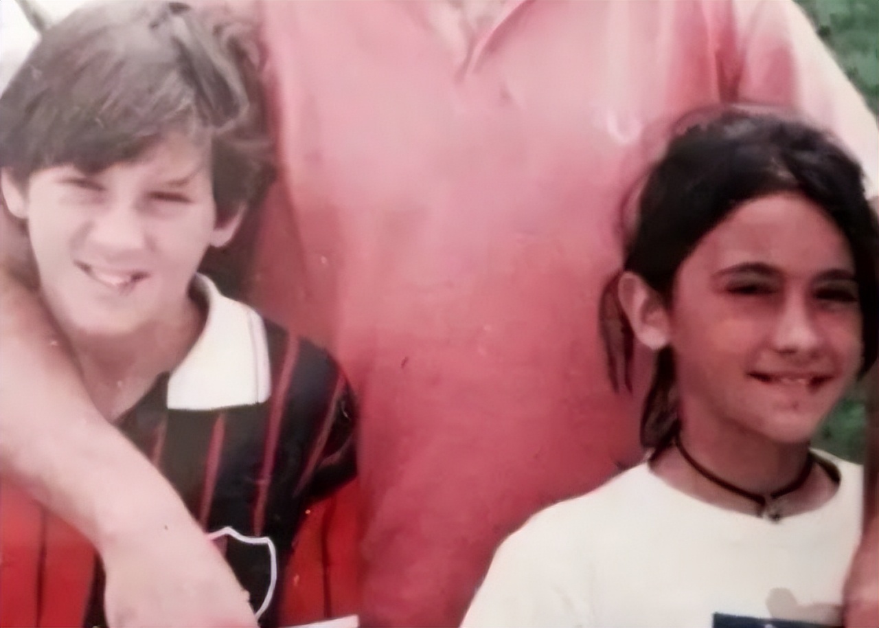 太甜了梅西与妻子在机场深情拥吻,梅西9岁时对她一见钟情