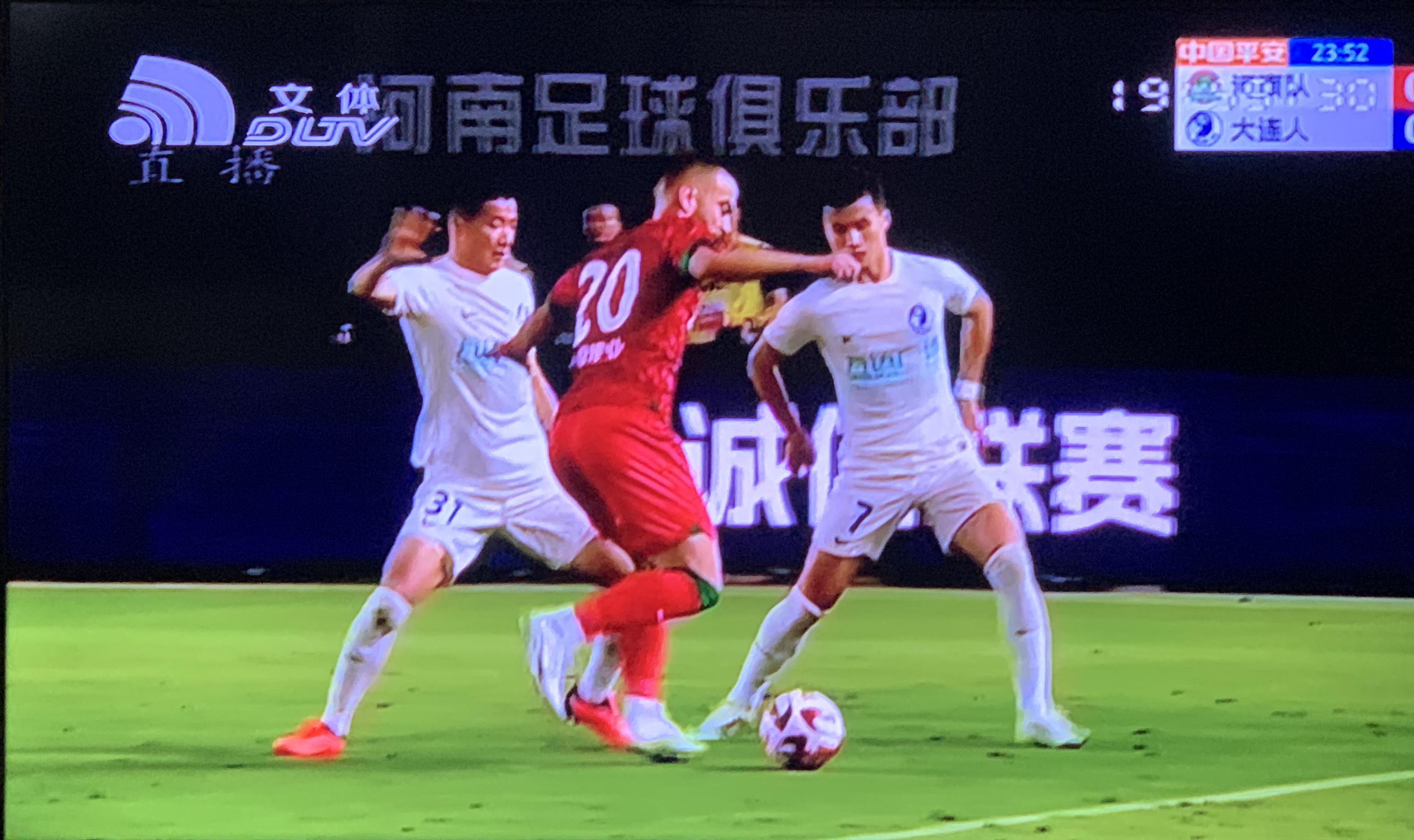 大连人降级赛后球迷的视频,大连人输球青岛海牛保级