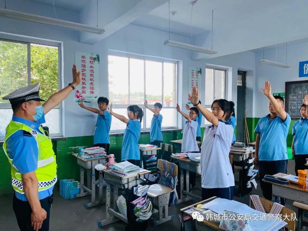 韩城公安交警宣传交通安全,交警大队开展送头盔交通安全宣传
