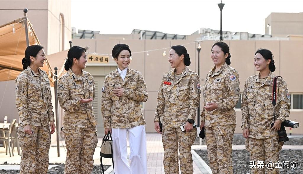 韩第一夫人穿军装被批抢总统风头,韩第一夫人穿军装被批