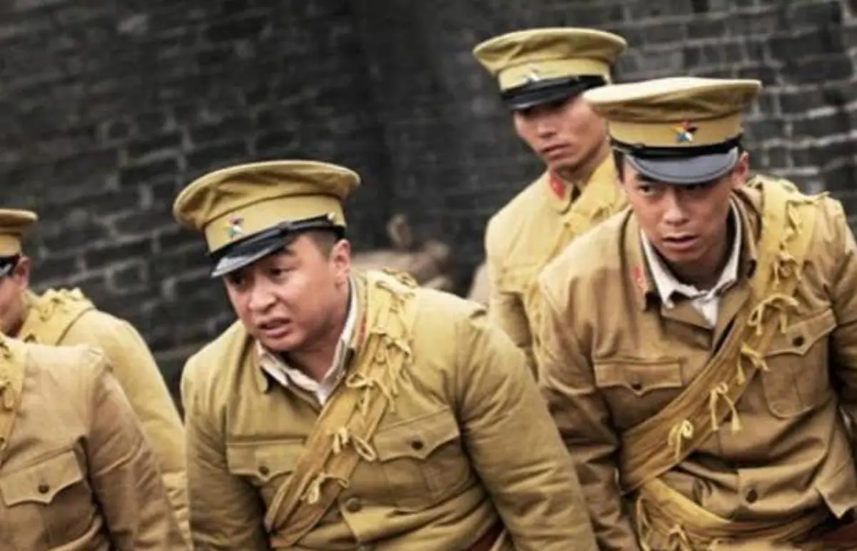 抗战时,一村长混入日军炮楼,发信号后才发现,接应部队还没上来