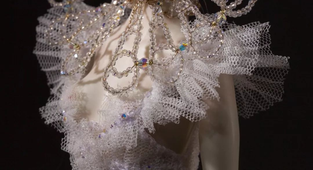 惊呆!李晨花200万为范冰冰定制的新娘娃娃,原来长这样!