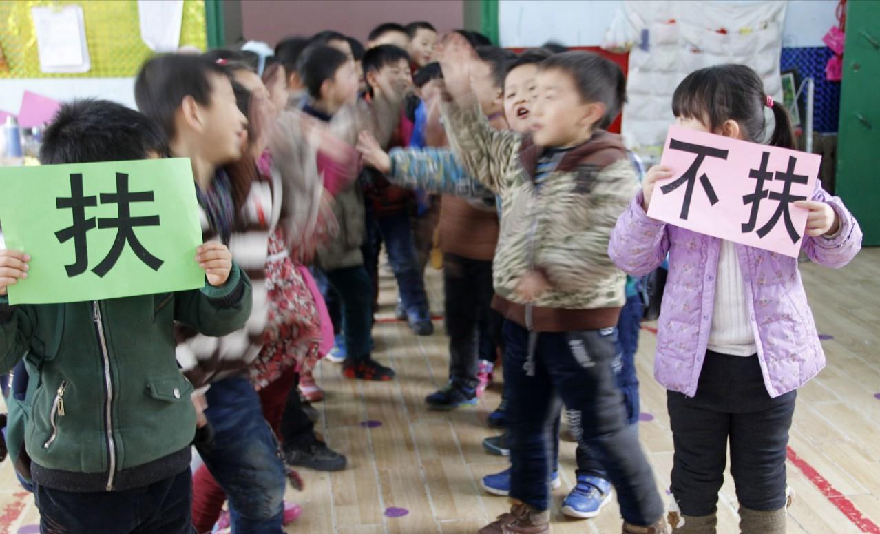 倒在血泊中的男子无人敢扶，撕开了当下社会“冷漠”的遮羞布