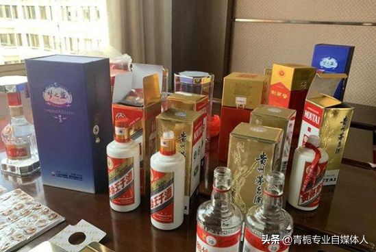 男子鉴定几十瓶假酒发飙,男子上门鉴定几十瓶假茅台发飙