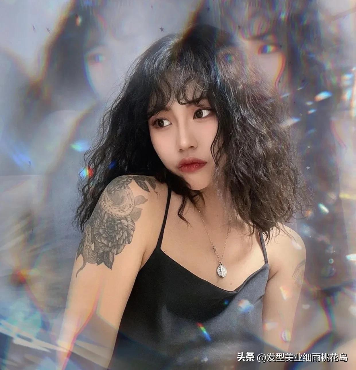 30岁洋气的超短发满头烫小卷,洋气全烫短发满头小卷