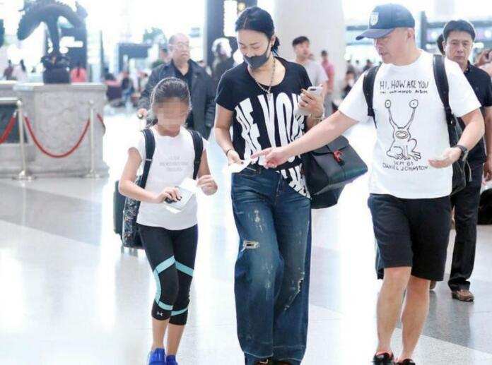 那英伦敦星巴克,那英带女儿在伦敦买奢侈品