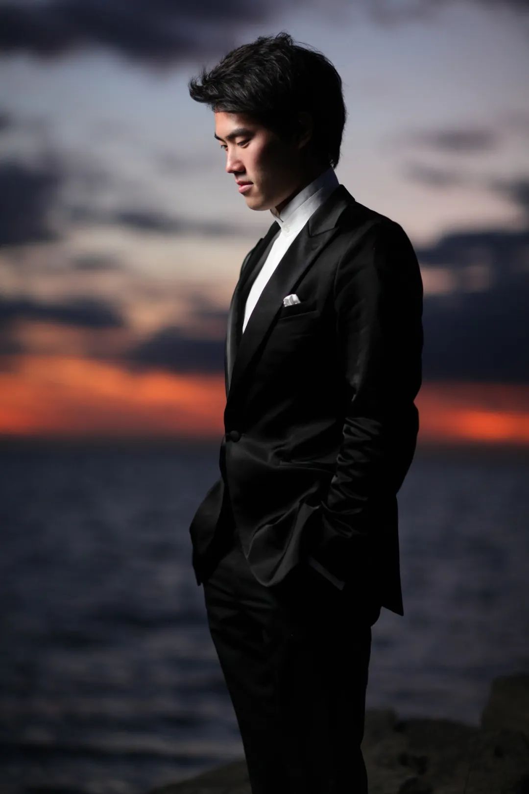 8岁学弹琴是不是太晚了,8岁开始学钢琴太晚了吧