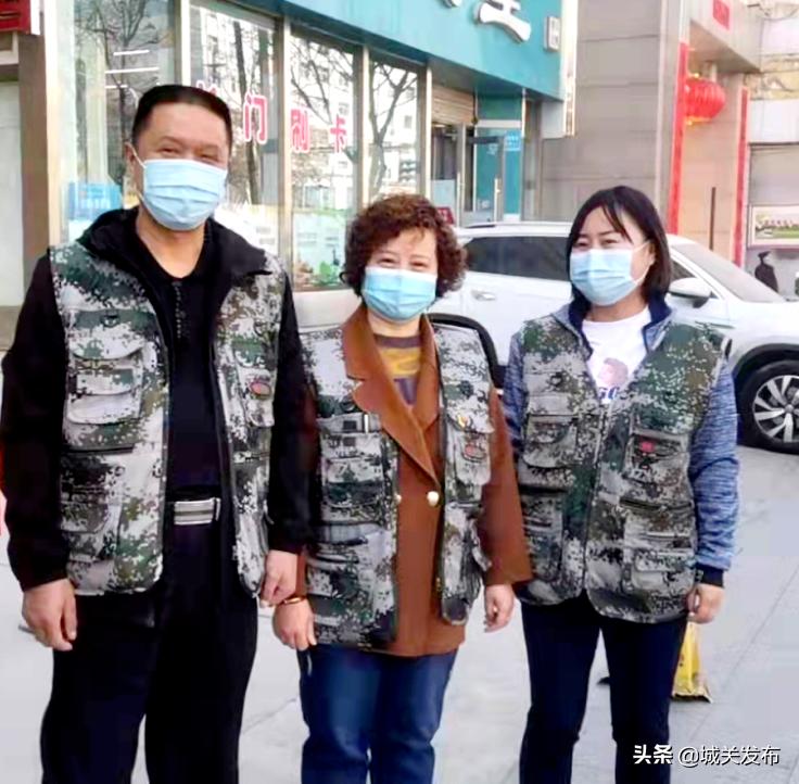 抗击疫情保民生送物资,抗疫社区工作人员送物资