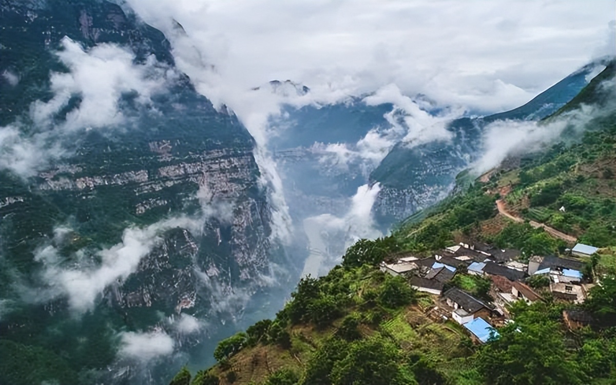 悬崖古村两届人大代表致富路上“接力赛”