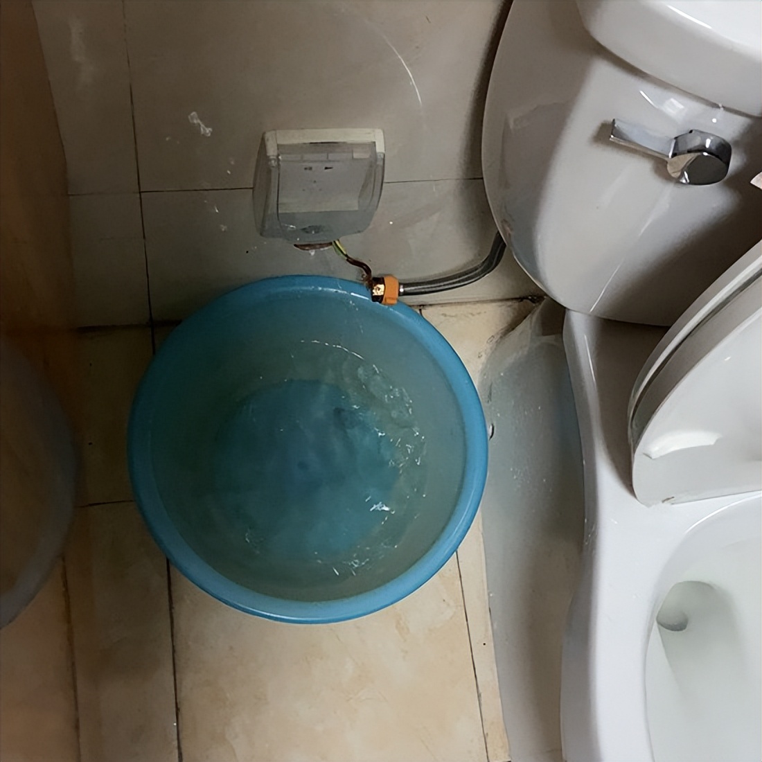 卫生间里漏水怎么办最快最有效,卫生间漏水怎么简单解决