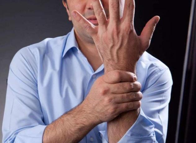 经常手抖可能是哪些疾病的征兆,出现手抖要警惕下面这五种疾病了