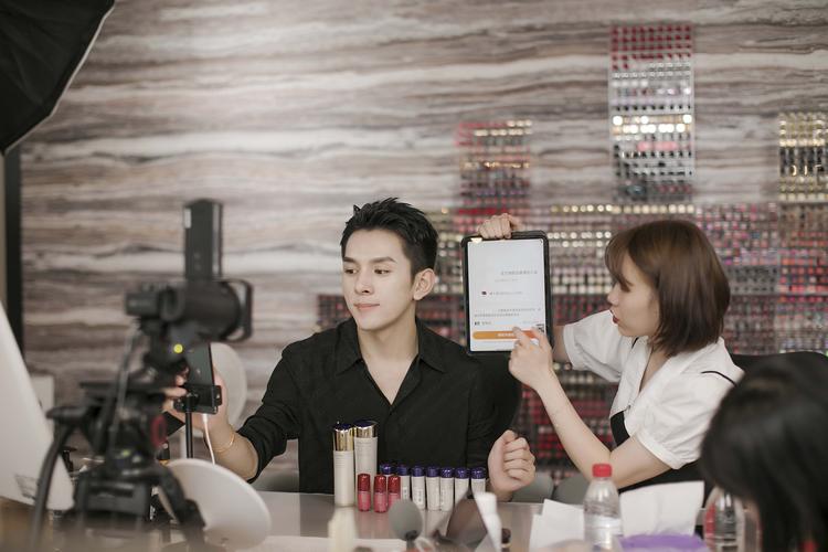 港星张学润烧炭自杀！赖帐的是哪些名人？你们的良心不会痛吗？