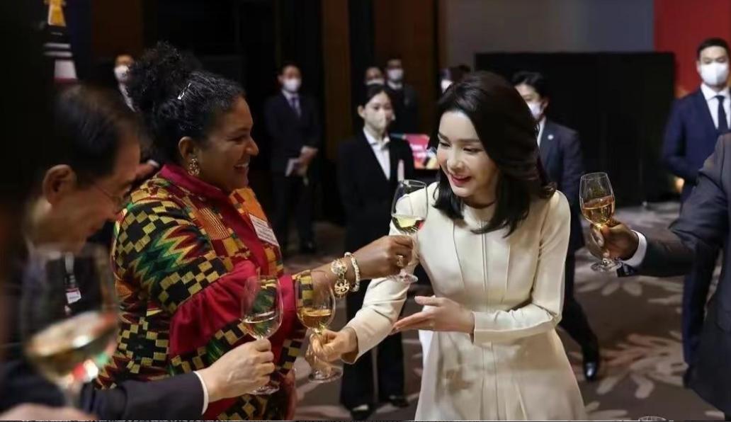 韩国第一夫人灰色套装裙,韩国总统夫人最新穿搭