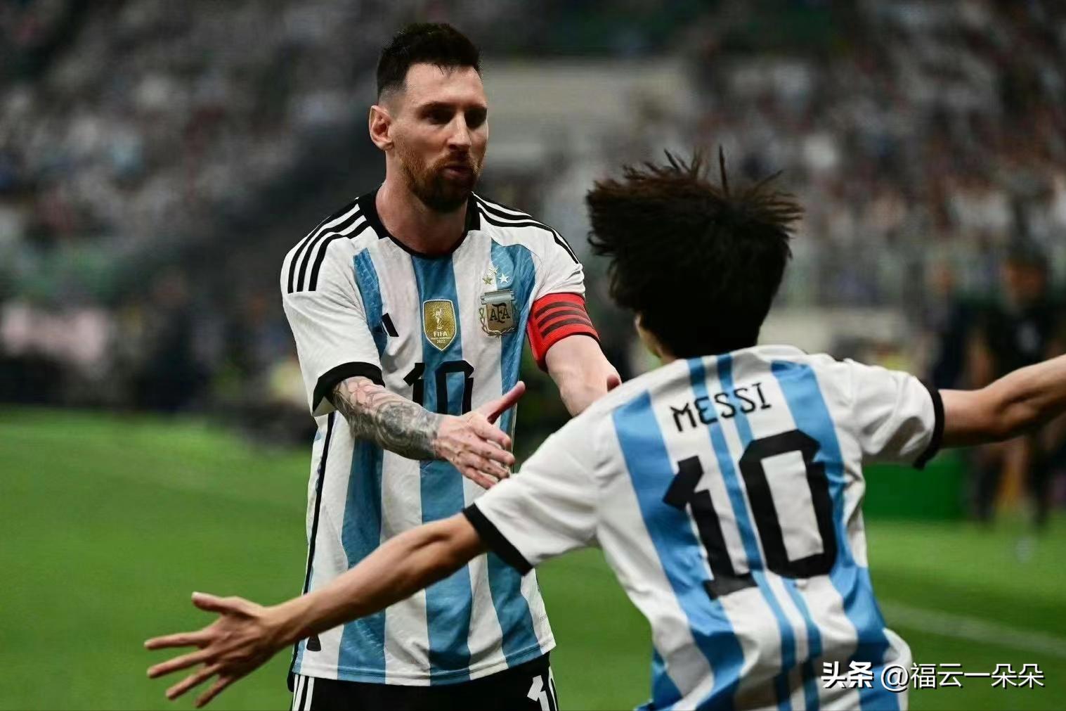 球迷冲进球场拥抱梅西道歉被判刑,闯赛场抱梅西的男生