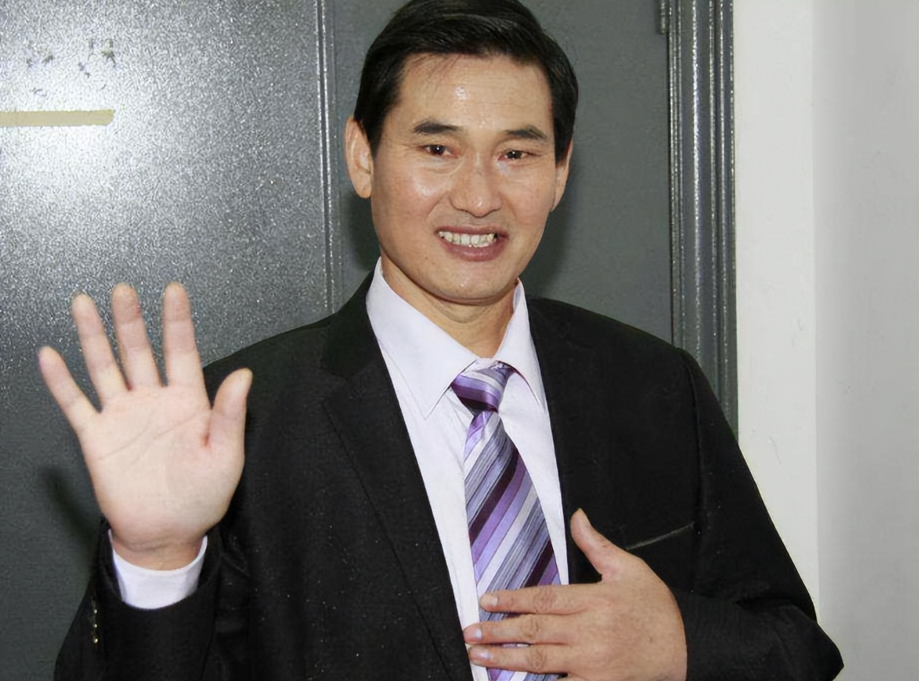 朱小伟提前为婚礼做准备，请健身私教打卡减肥，挥汗如雨十分卖力