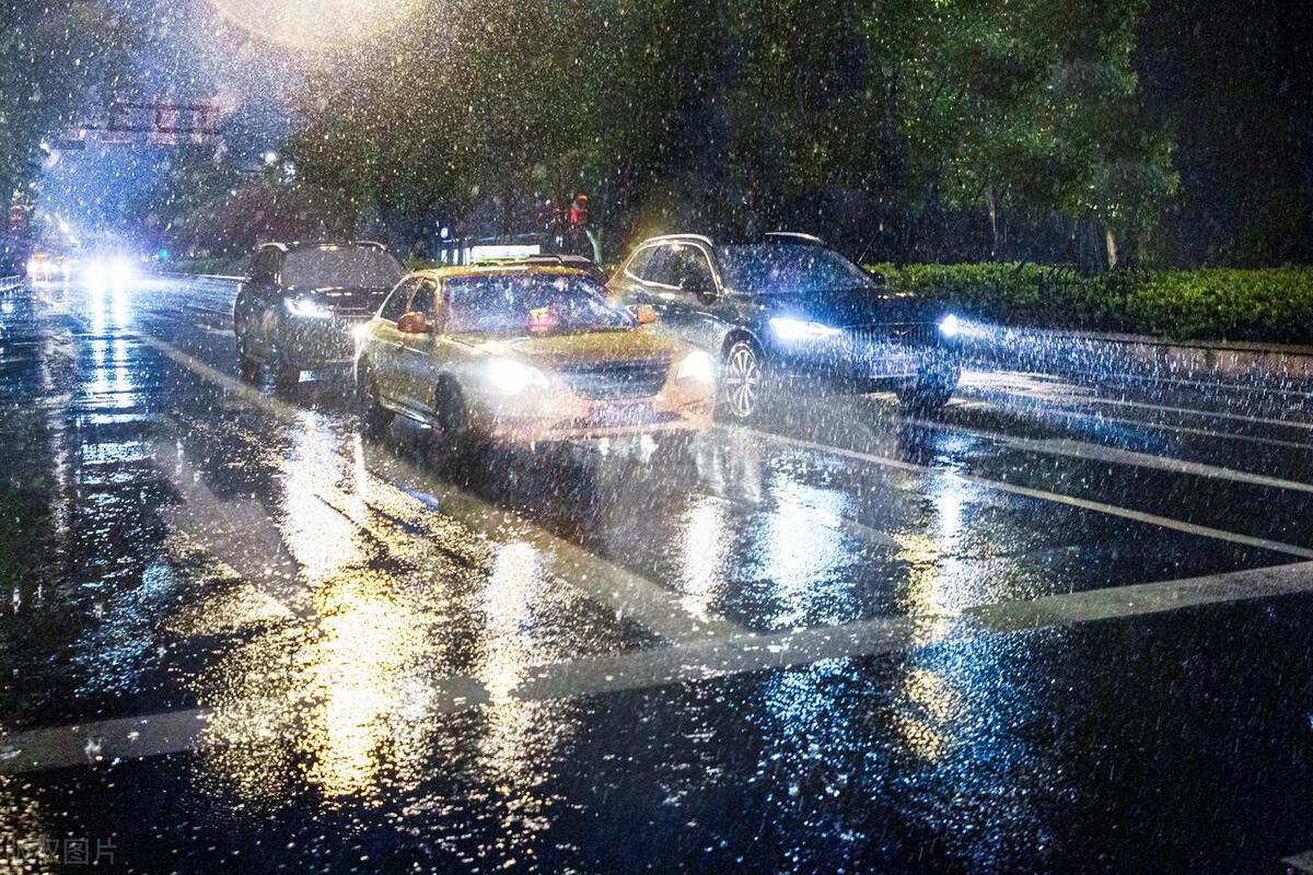 我帮女邻居联系一桩生意，她给了我50万，我用50万炒股赚了340万