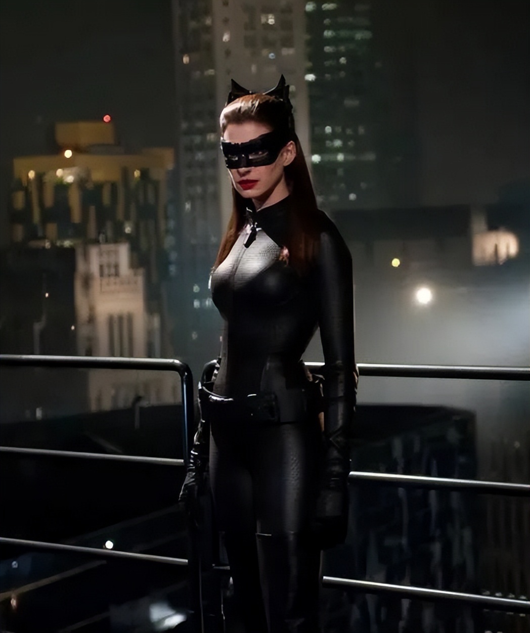 紧身制服别硬穿,曲线差异很明显,有的飒爽,有的是来搞笑的吧