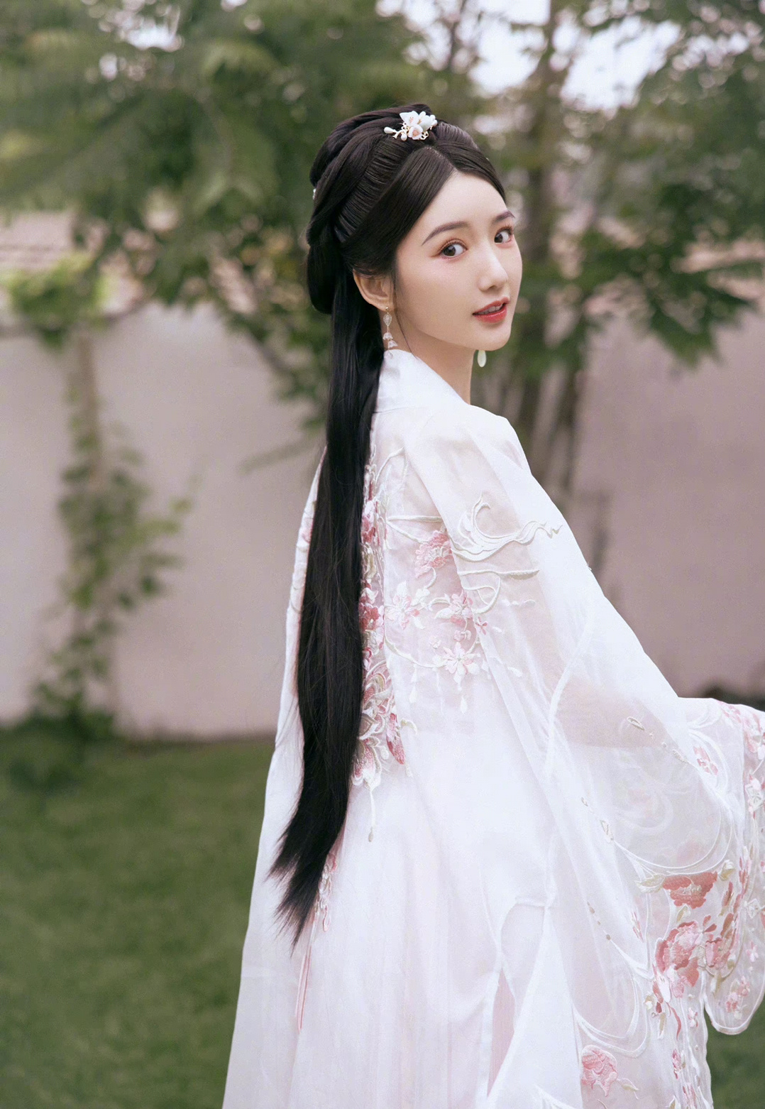 赵丽颖和白鹿同款发型,白鹿赵丽颖长月粉衣换脸造型对比