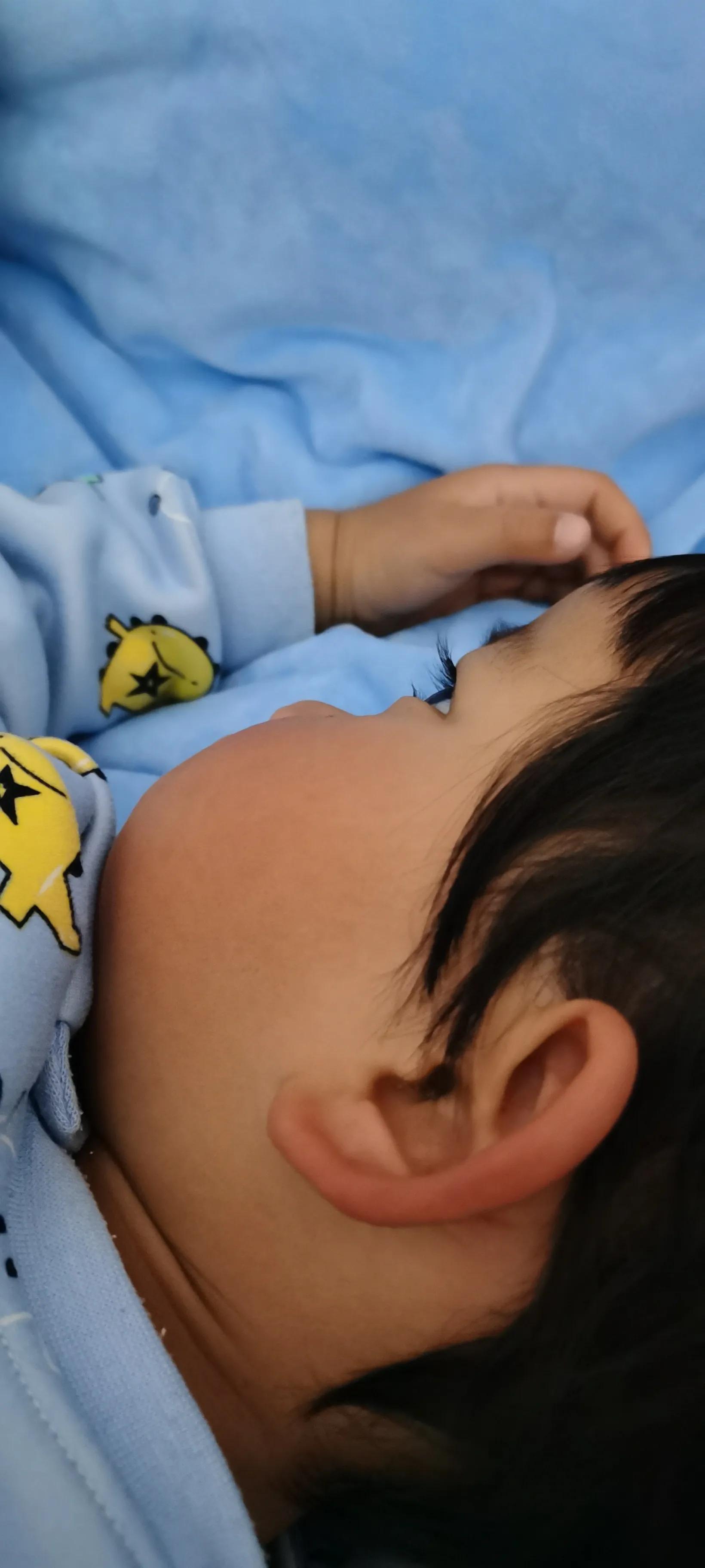 孩子半夜发烧出汗怎么办,孩子半夜发烧怎么办家里也没药