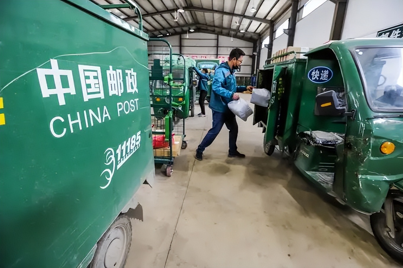 快递外卖骑手一个月能挣多少钱,外卖快递的工资待遇是多少