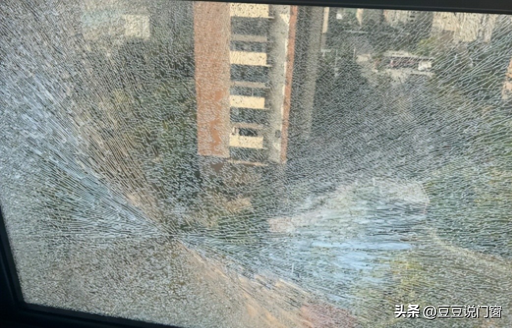 断桥铝窗户大玻璃好还是小玻璃好,断桥铝封阳台选什么玻璃最好