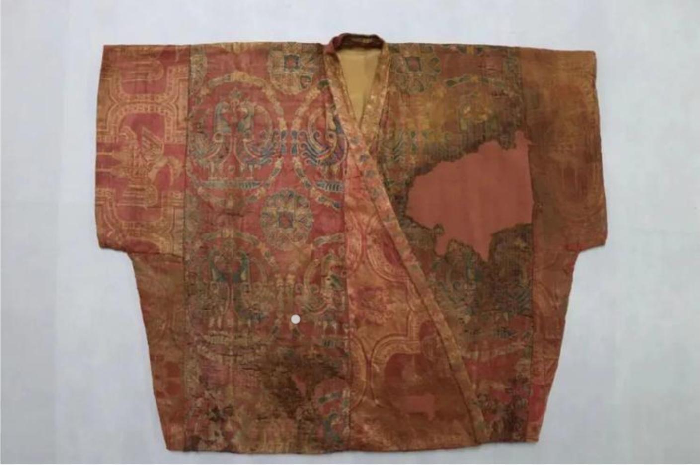 头钗朱玉拥玫瑰，身有红衣绣凤凰：看唐代女性婚服发展及现世影响