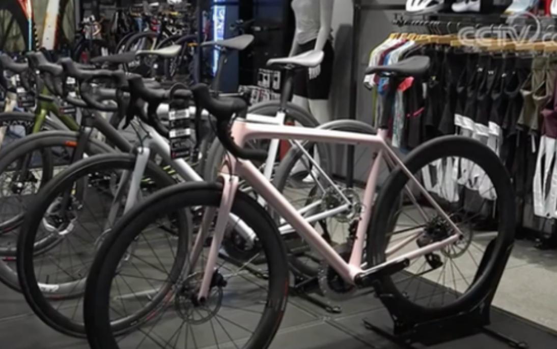 “中国制造”火到国外,不少外国人排队购买,我国老百姓也很捧场