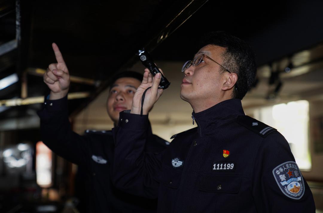 为了找证据，他从国外买水果做实验……