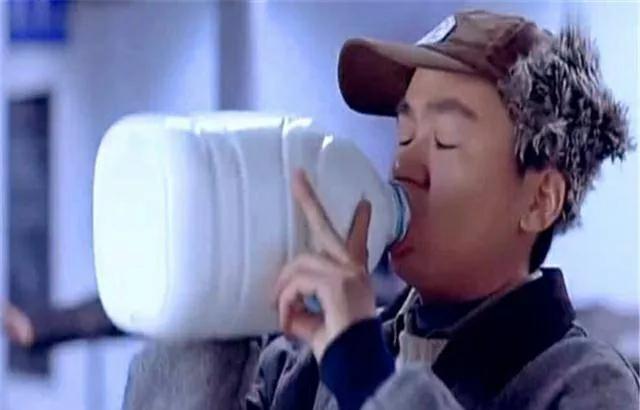 人在囧途里王宝强喝牛奶的那一段,王宝强人在囧途喝牛奶大学生拍摄
