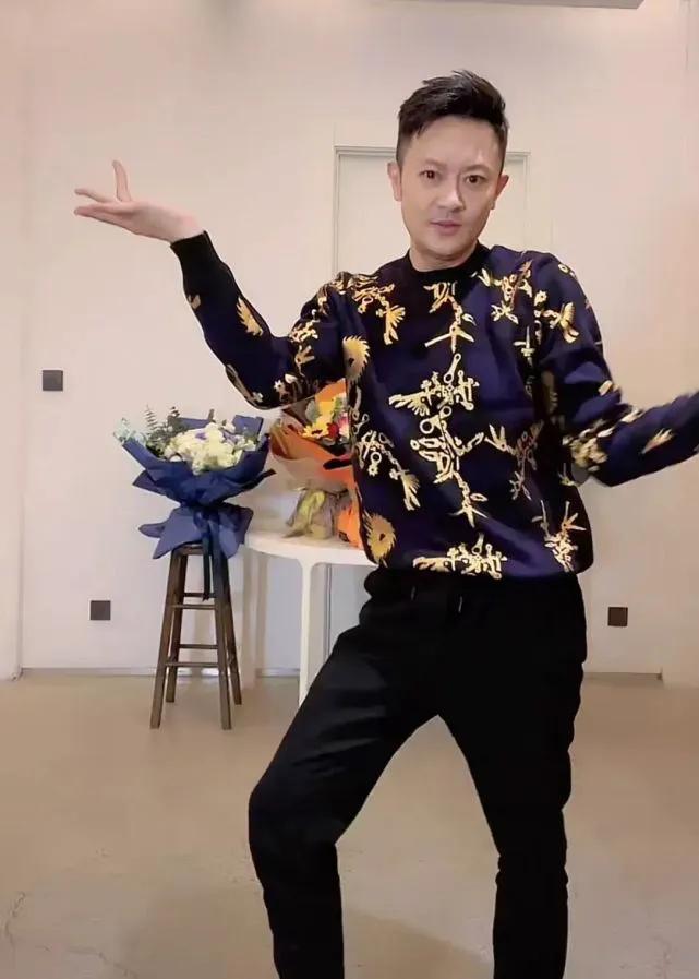 印小天泰国街头热舞，舞姿夸张表情抚媚引争议，精神状态惹人担心