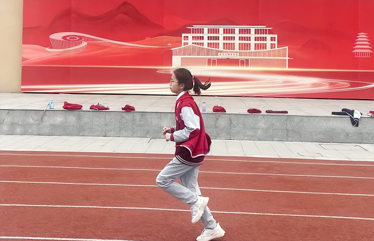 体育老师公认“省力”跑步法,3个技巧轻松到终点,学生提前了解