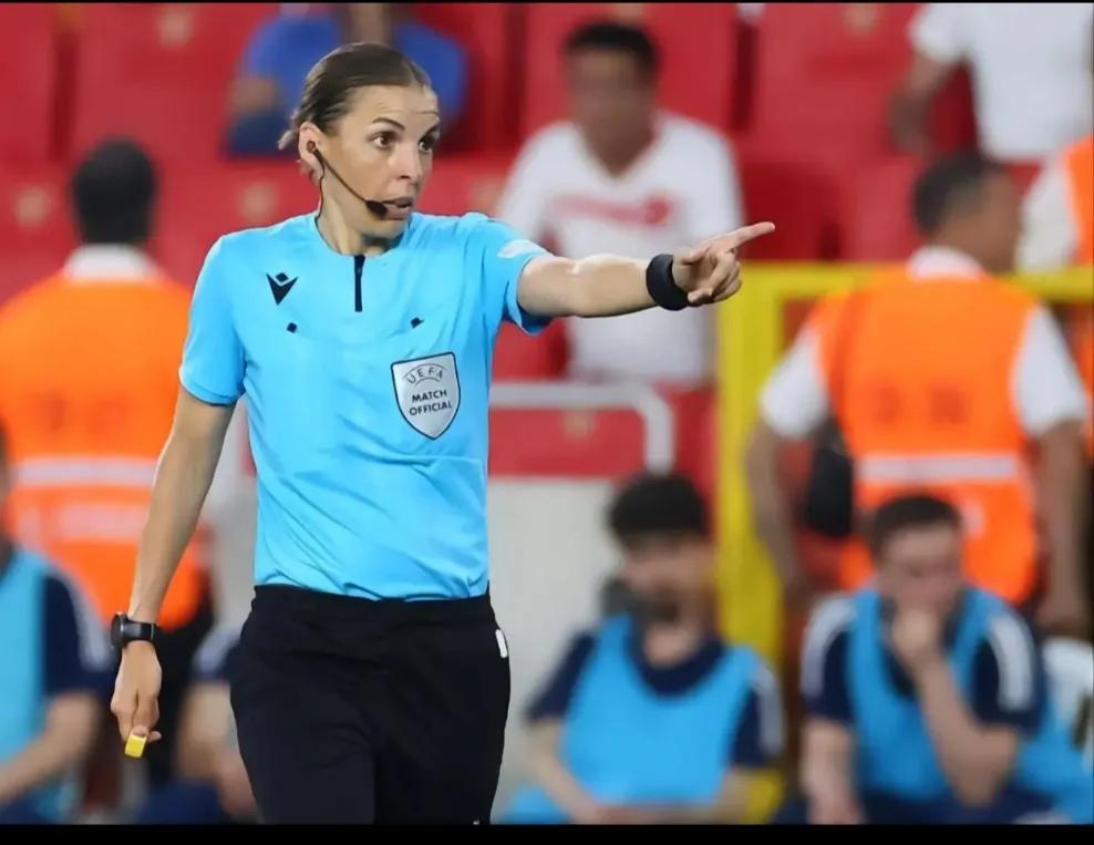世界杯足球女裁判视频,世界足坛最漂亮的女裁判