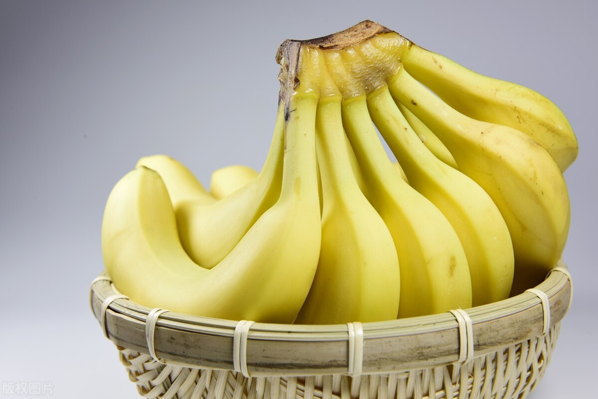 香蕉放几天就变黑？老果农教你两个绝招，香蕉放半个月都新鲜不坏