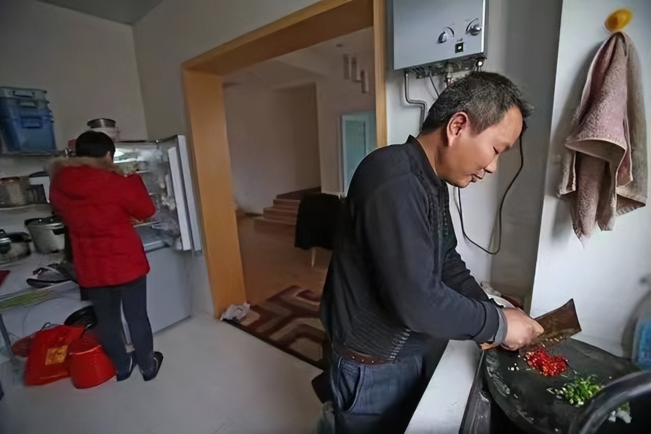 湘潭大学女教授和校门口摆摊的丈夫，女教授：他都是为了我