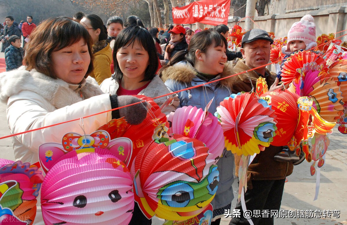 四柱短又短,两耳像蒲扇,鼻子哼哼响,尾巴打个圈(打一动物)