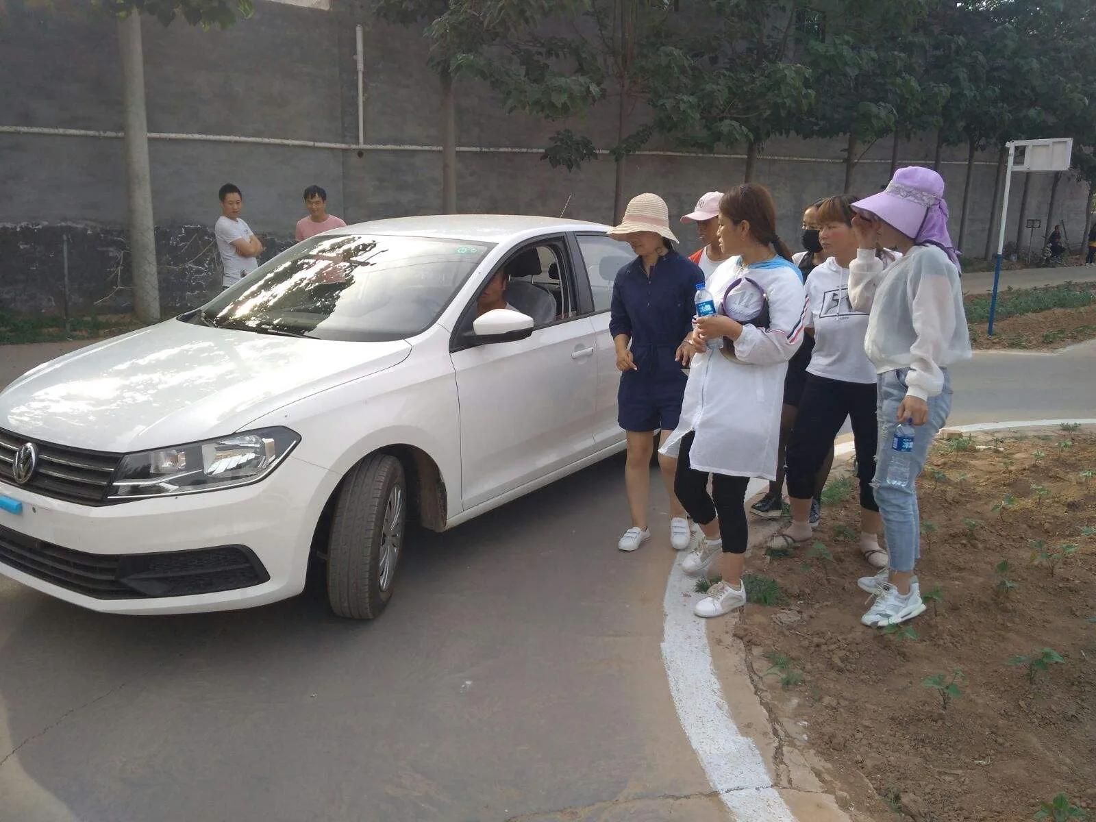 女司机拿到驾证第一次上路开车,女司机拿驾照三年第一次上路