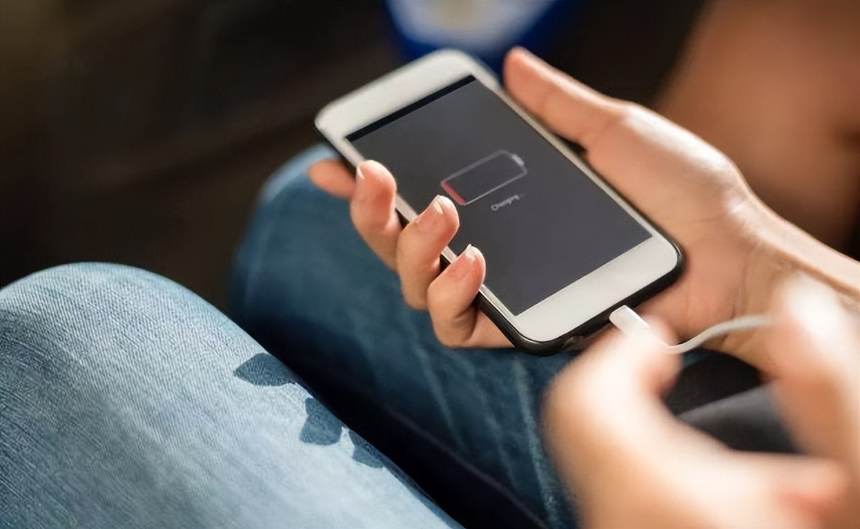 充电时玩手机被电击?以后充电注意好这几点,养成习惯避免受伤