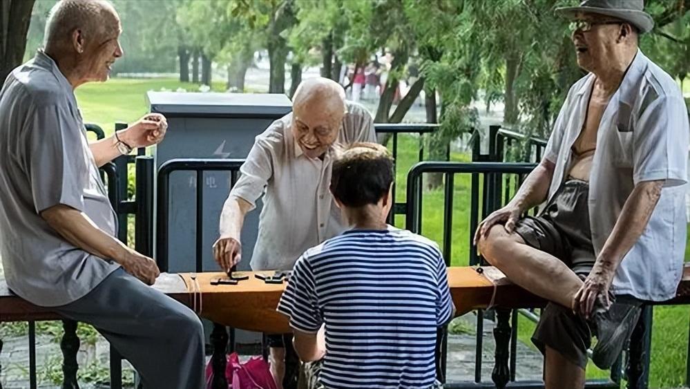 存款养老和交社保养老哪个划算,灵活就业人员买社保还是存款养老