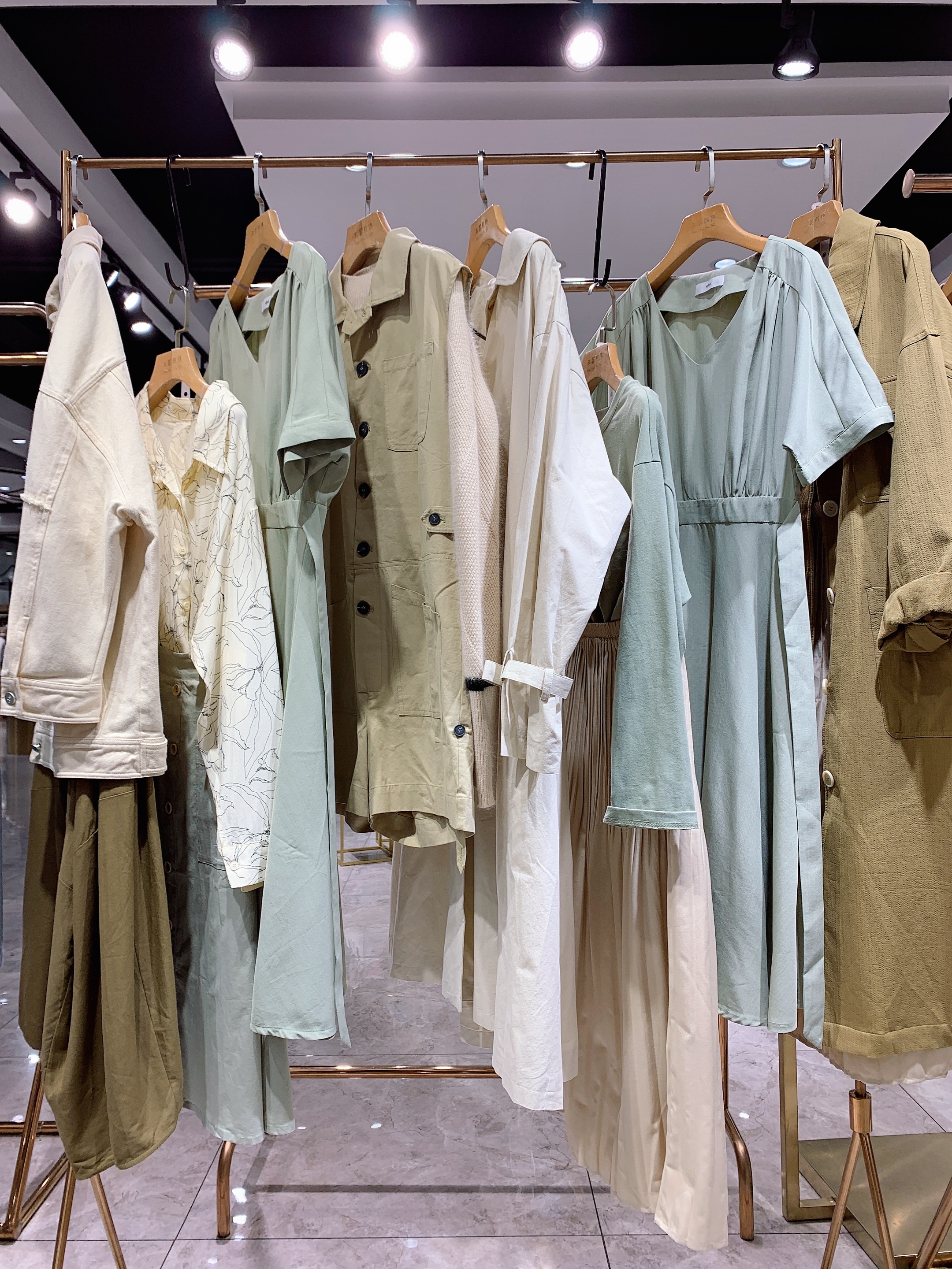 兰蔻卓雅正品女装秋装,兰蔻卓雅2022连衣裙